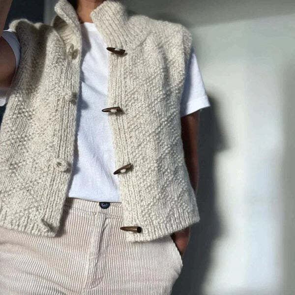 Silje mouwloos tricot gilet met opstaande kraag – eenvoudig & veelzijdig