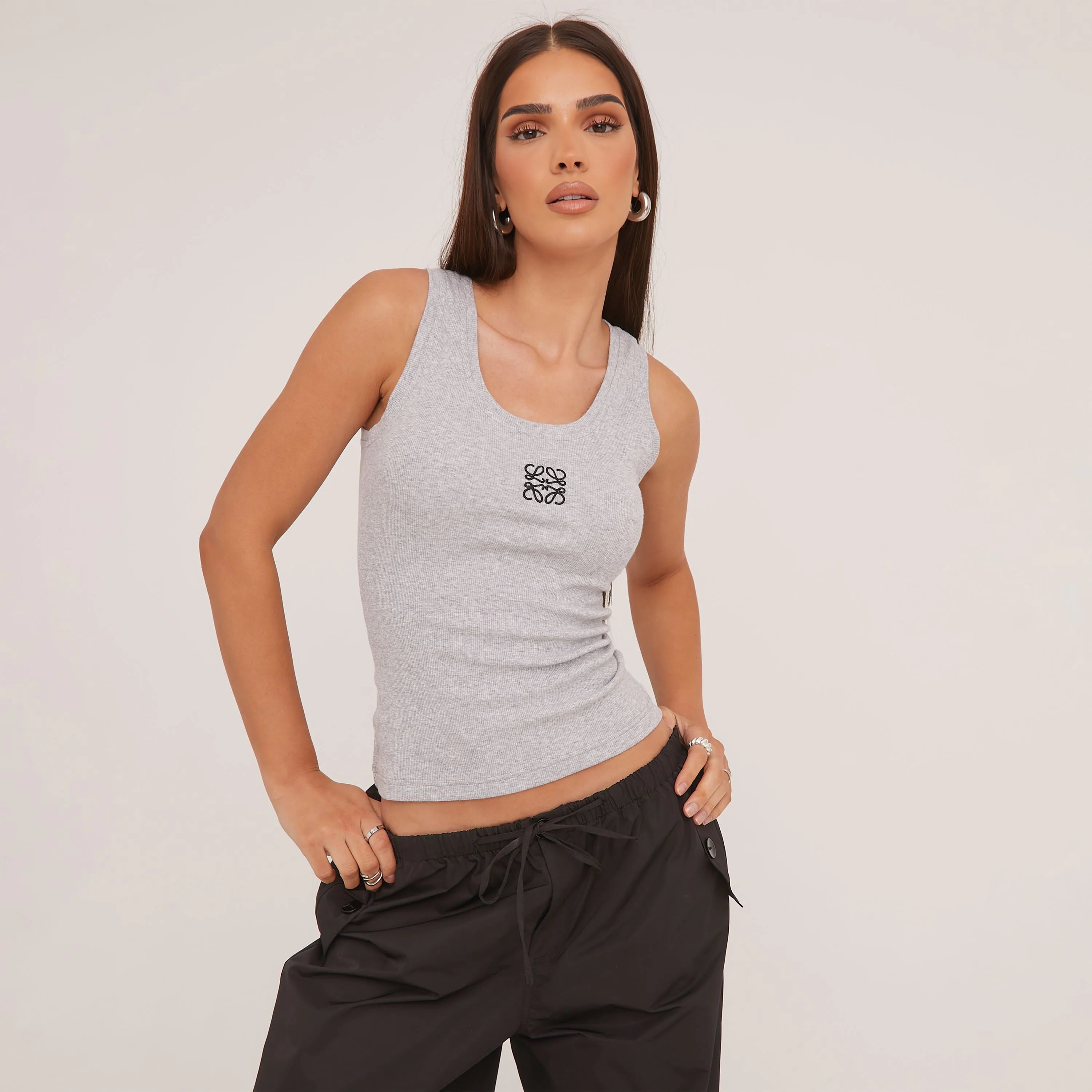 tanktop-van-zijdezacht-katoen-met-minimalistisch-design-ideaal-voor-zomer-verkrijgbaar-in-grijs-wit--1.jpg