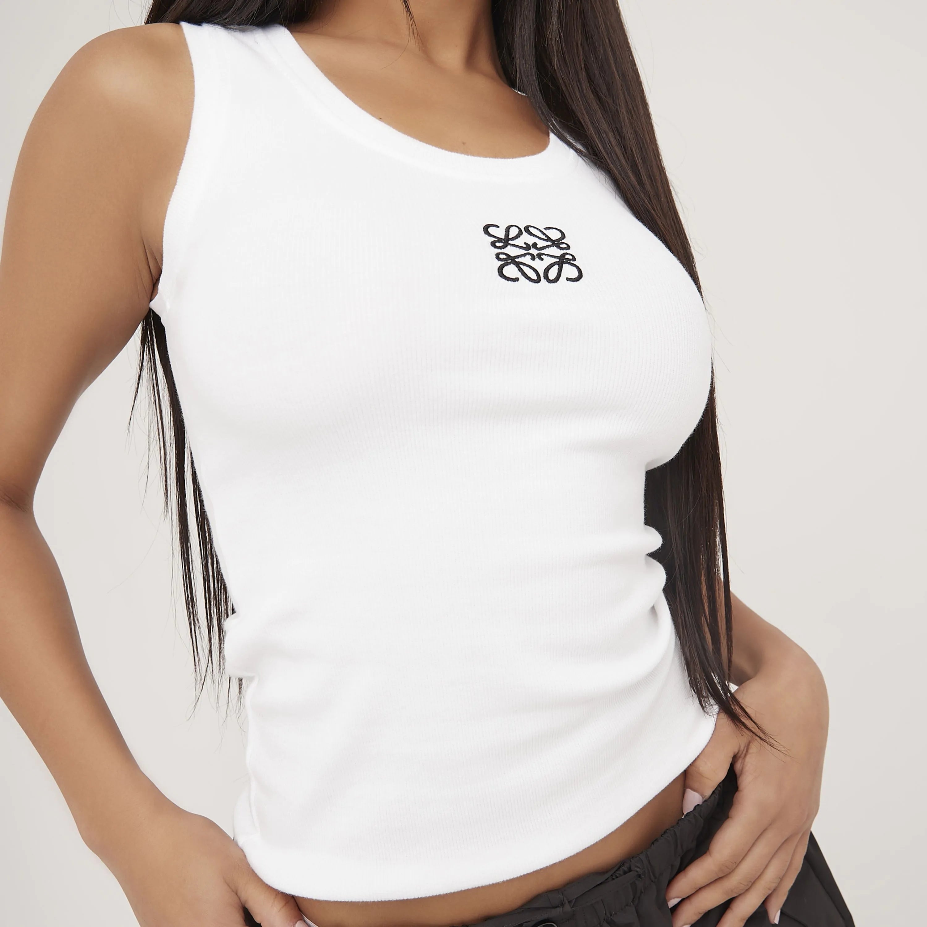 tanktop-van-zijdezacht-katoen-met-minimalistisch-design-ideaal-voor-zomer-verkrijgbaar-in-grijs-wit--7.jpg